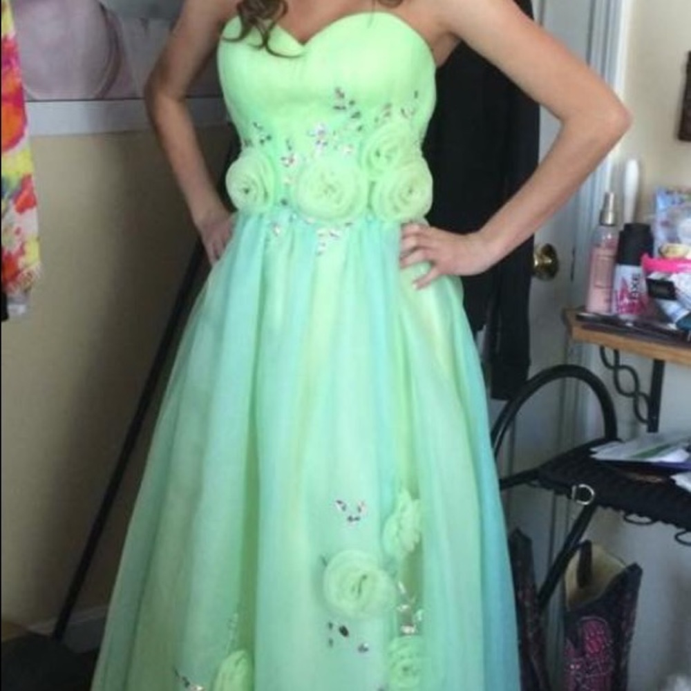 Prom dress ~ price very negotiable 🥳